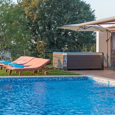 Modern Rovinjsko Selo With Swimming Pool And Jacuzzi *