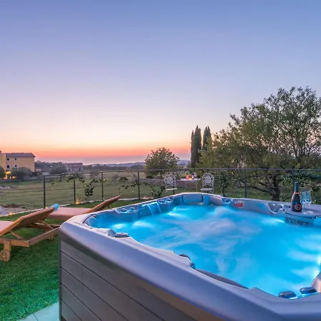 Modern Rovinjsko Selo With Swimming Pool And Jacuzzi *