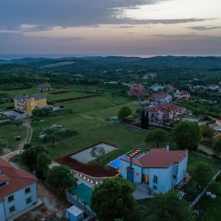 Modern Rovinjsko Selo With Swimming Pool And Jacuzzi *