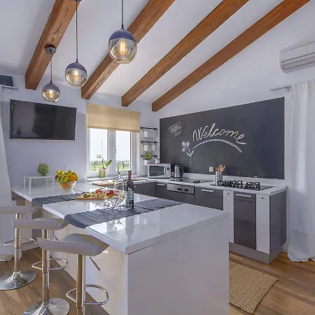 Modern Rovinjsko Selo With Swimming Pool And Jacuzzi