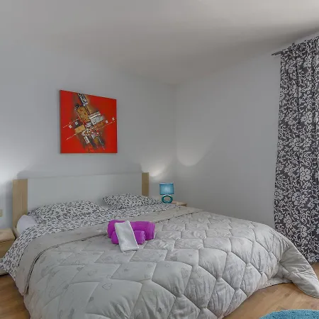 Modern Rovinjsko Selo With Swimming Pool And Jacuzzi Villa *